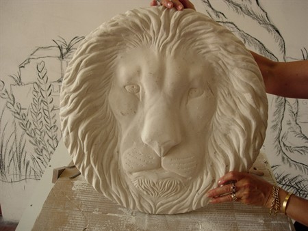 Bassorilievo testa di leone  